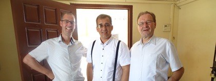 Haeser en Verboom samen met Ds. Yordanys Diaz, voorzitter van theologische school Iglesia Cristiana Reformada.