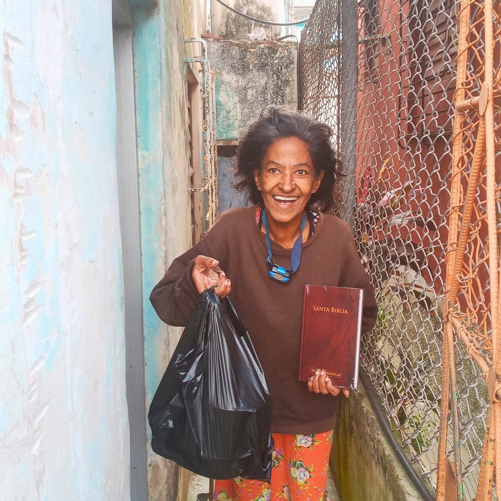 Voedsel en een Bijbel ontvangen